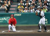 　６回、中村奨は本塁盗塁を狙うもタッチアウトになる（捕手・坂本）＝撮影・山口登