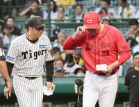 　メンバー表の確認をする藤川監督と新井監督＝１６日