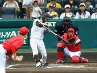 　６回、左前打を放つ中野。投手は玉村（撮影・山口登）