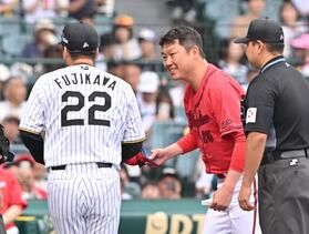 広島・新井監督「腹に据えかねるものがあった」藤川監督とのメンバー表交換に初言及　１カ月前の死球巡り遺恨「これでもう終わりです」