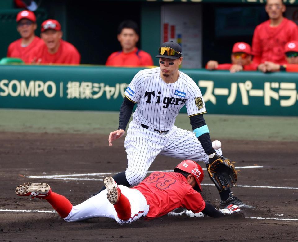 　４回、菊池はファビアンの中前打で三塁へ進む（撮影・山口登）