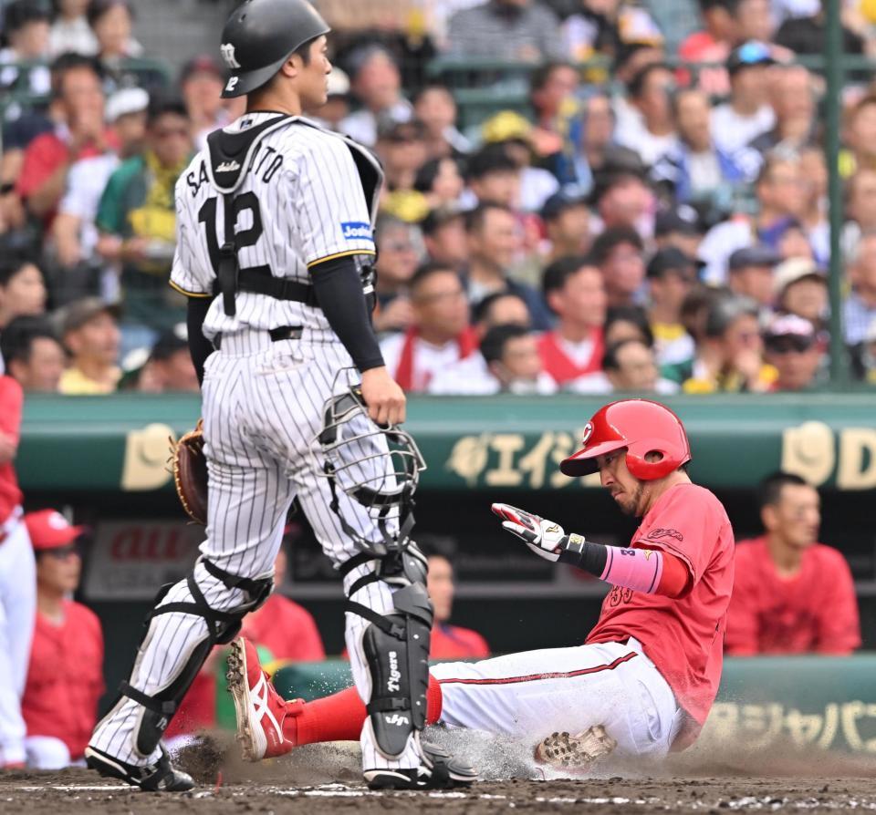 　４回、末包の犠飛で先制の生還をする菊池（右）＝撮影・西田忠信