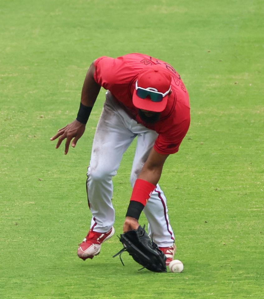 　６回、中野の打球をファンブルする左翼手・ファビアン（撮影・立川洋一郎）