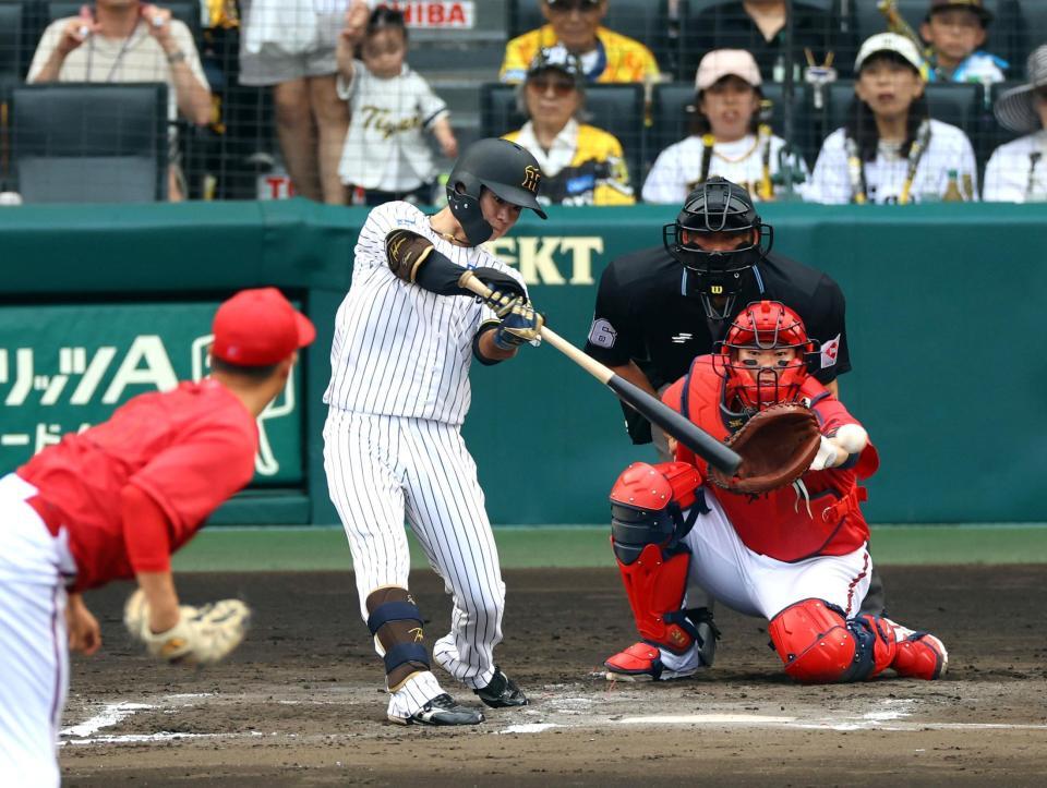 　６回、左前打を放つ中野。投手は玉村（撮影・山口登）