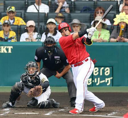 　４回、先制の右犠飛を放つ末包