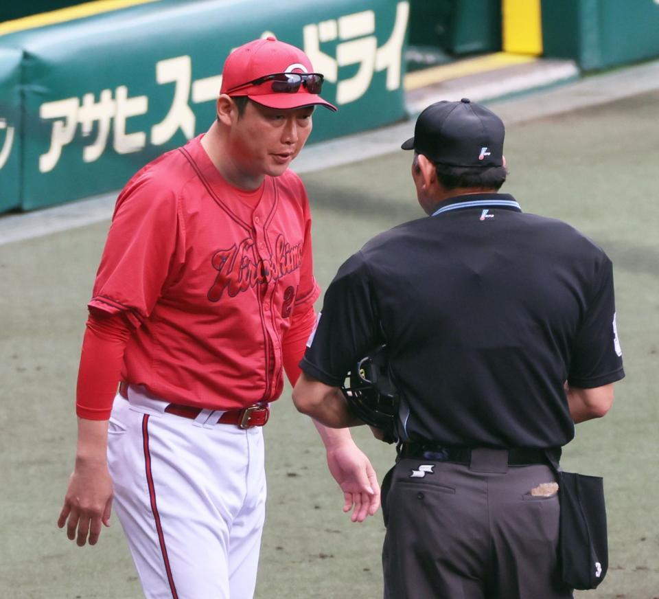 　６回、玉村の降板を主審に告げる新井監督（撮影・立川洋一郎）