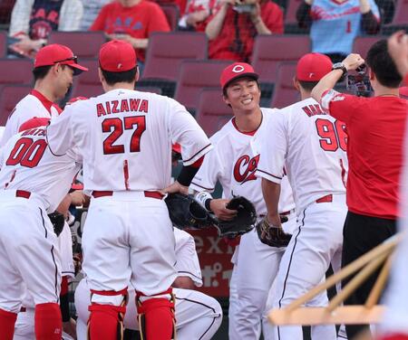 　試合前の円陣で、声出し役を務める佐々木（撮影・市尻達拡）