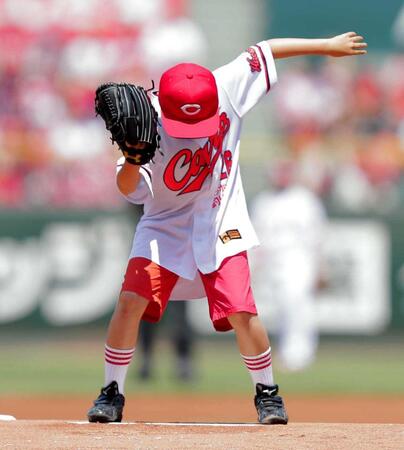 　始球式直前、マウンド上でマエケン体操を見せる鈴木福＝２０１６年６月