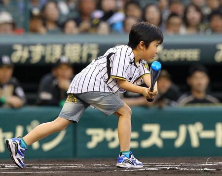 　始球式で打席に入った鈴木福くん＝２０１２年５月