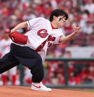 　始球式に登場した鈴木福（撮影・市尻達拡）