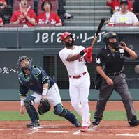 　１回、左越えソロを放つファビアン（撮影・市尻達拡）