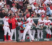 　１回、左越えソロを放ったファビアンを出迎えるモンテロ（撮影・市尻達拡）