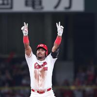 　６回、左翼線へのタイムリー二塁打を放ち、Ｖサインをするモンテロ（撮影・市尻達拡）