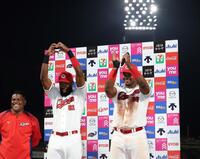 　お立ち台で、声援に応える（左から）ファビアンとモンテロ（撮影・市尻達拡）