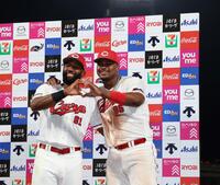 　お立ち台でポーズを決めるファビアンとモンテロ（撮影・市尻達拡）