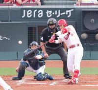 　２回、プロ初打席は、右飛に終わる佐々木（撮影・市尻達拡）