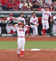 　２回、右翼手・増田の好守に阻まれ、頭を抱える佐々木（撮影・市尻達拡）