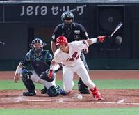 　４回、遊ゴロに倒れる佐々木（撮影・市尻達拡）