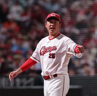 　６回の攻撃を終え、選手交代を告げる新井監督（撮影・市尻達拡）