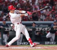 　６回、空振り三振に倒れる佐々木（撮影・市尻達拡）