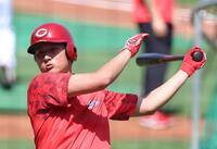 　打撃練習をする佐々木（撮影・市尻達拡）