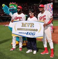 　副賞を受け取り、鈴木福と記念撮影するファビアンとモンテロ（撮影・市尻達拡）