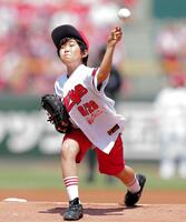 　始球式を務める鈴木福＝２０１６年６月