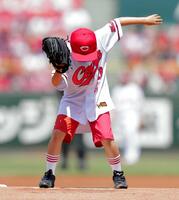 　始球式直前、マウンド上でマエケン体操を見せる鈴木福＝２０１６年６月