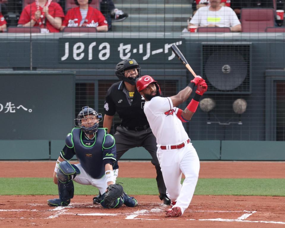 　１回、左越えソロを放つファビアン（撮影・市尻達拡）