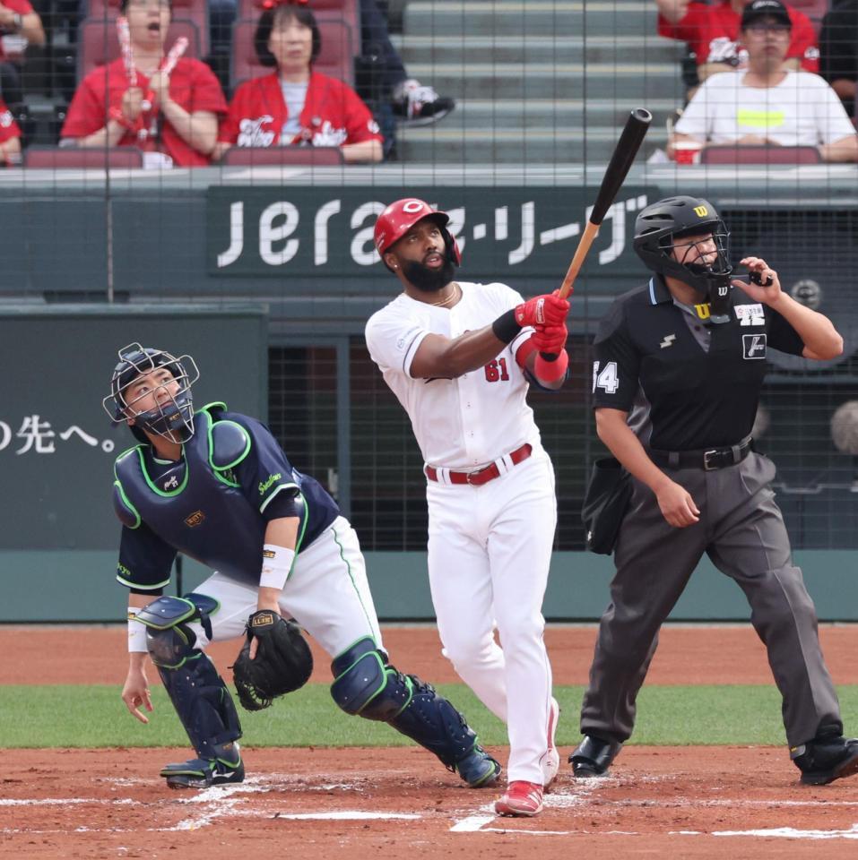 　１回、左越えソロを放つファビアン（撮影・市尻達拡）