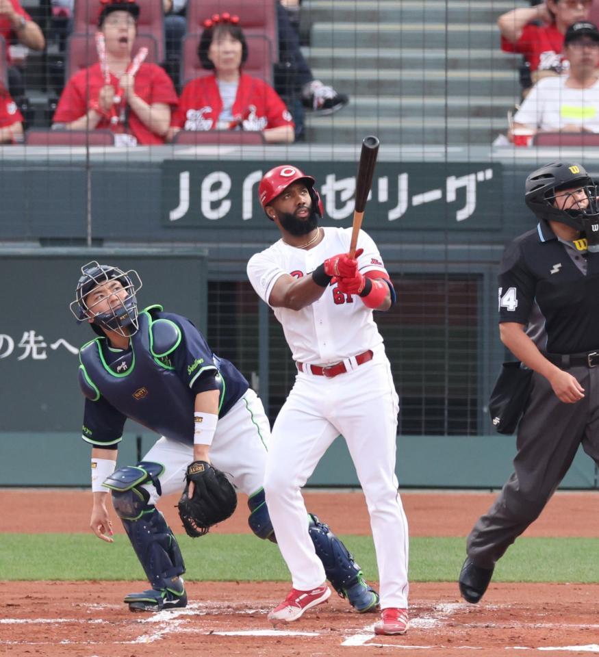 　１回、左越えソロを放つファビアン（撮影・市尻達拡）