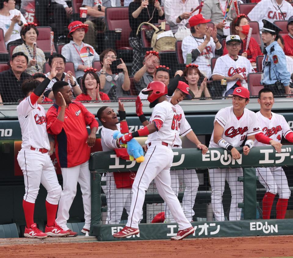 　１回、左越えソロを放ったファビアンを出迎えるモンテロ（撮影・市尻達拡）