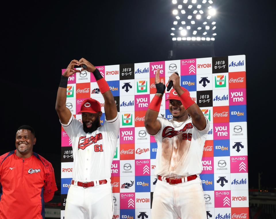 　お立ち台で、声援に応える（左から）ファビアンとモンテロ（撮影・市尻達拡）