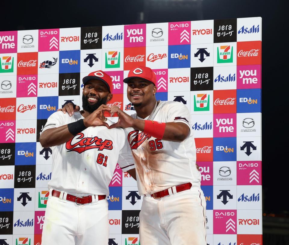 　お立ち台でポーズを決めるファビアンとモンテロ（撮影・市尻達拡）