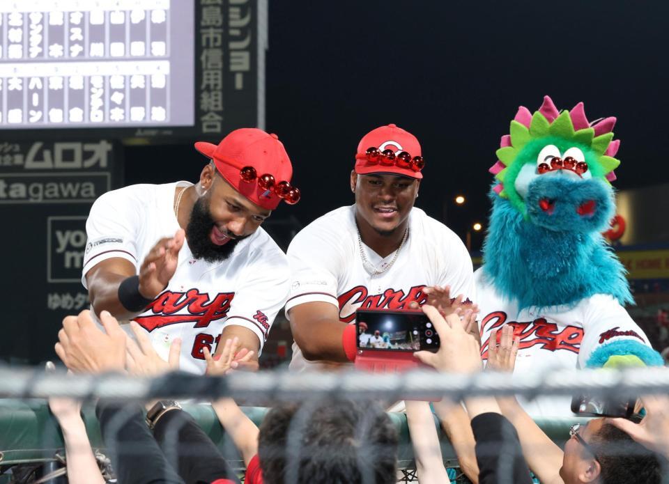 　ファンとタッチを交わすファビアンとモンテロ（撮影・市尻達拡）