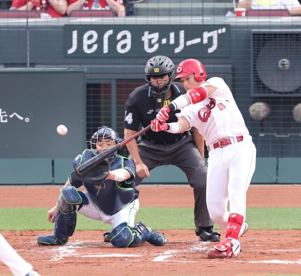 　２回、プロ初打席は、右飛に終わる佐々木（撮影・市尻達拡）