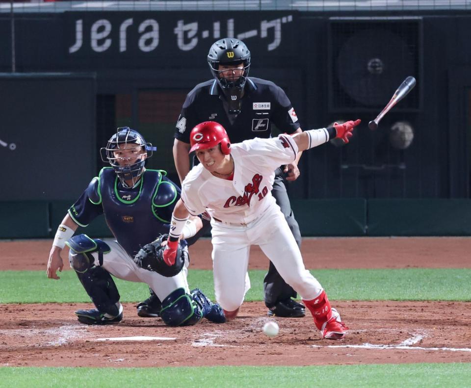 　４回、遊ゴロに倒れる佐々木（撮影・市尻達拡）