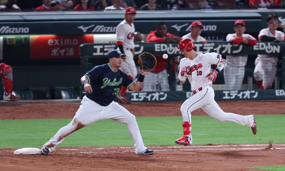 　４回、遊ゴロに倒れる佐々木（撮影・市尻達拡）