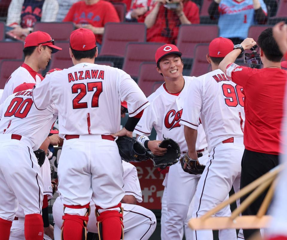 　試合前の円陣で、声出し役を務める佐々木（撮影・市尻達拡）