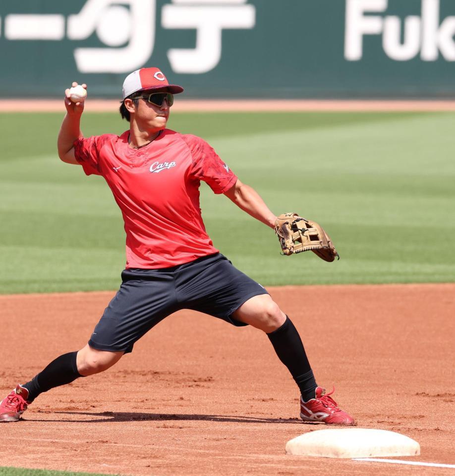 　三塁でノックを受ける佐々木（撮影・市尻達拡）