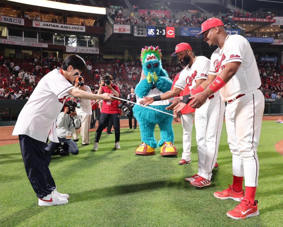 　鈴木福から副賞を受け取るファビアンとモンテロ（撮影・市尻達拡）