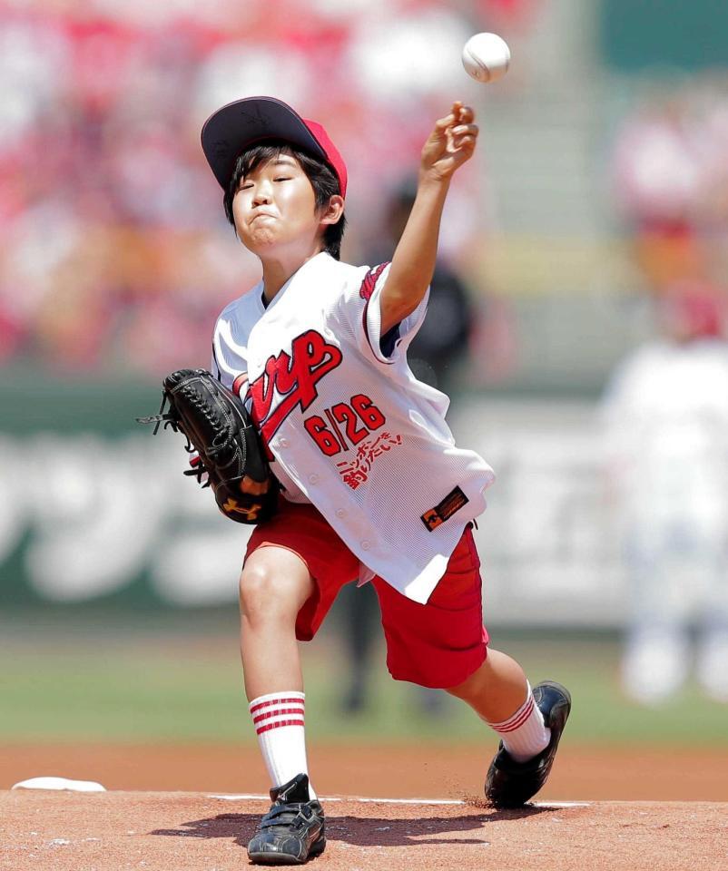 　始球式を務める鈴木福＝２０１６年６月