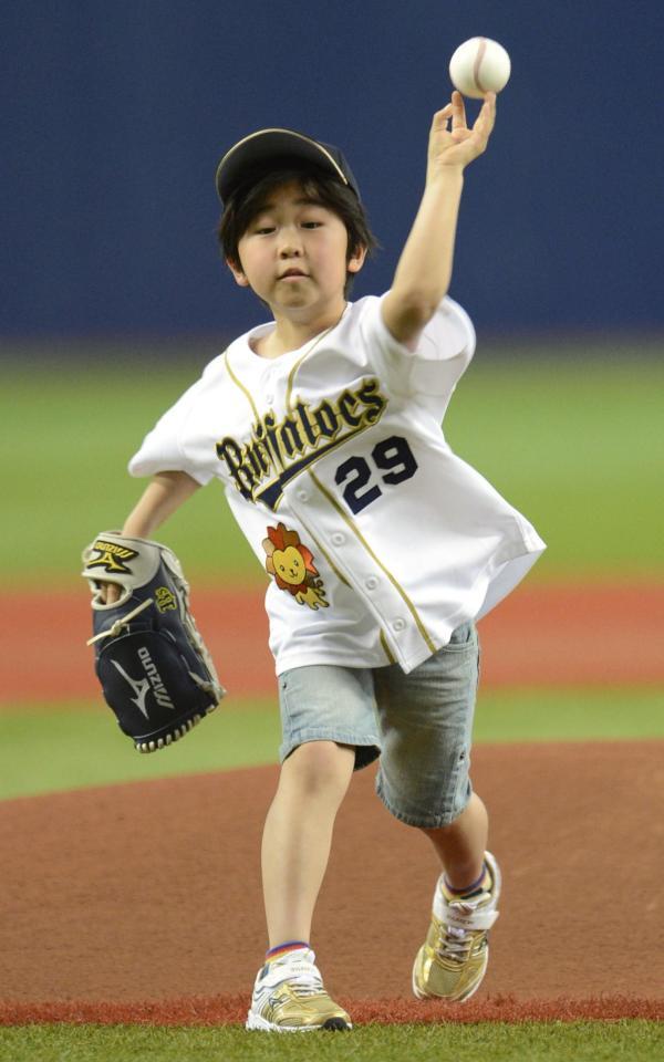 　オリックス－ロッテ戦で始球式を務める鈴木福くん＝２０１２年５月