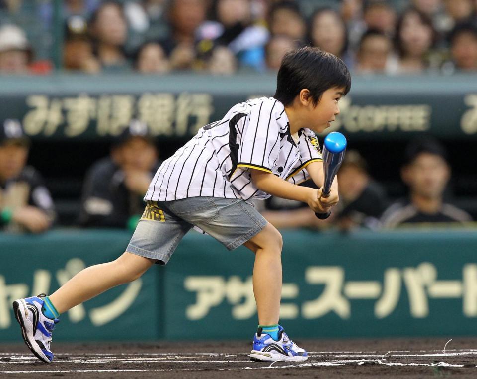 　始球式で打席に入った鈴木福くん＝２０１２年５月