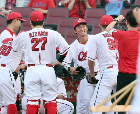 　試合前の円陣で声出し役を務める佐々木（中央）