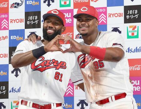 　お立ち台でポーズを決めるファビアンとモンテロ（撮影・市尻達拡）