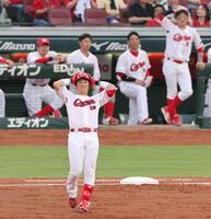 　２回、増田の好守に阻まれ、頭を抱える佐々木（撮影・市尻達拡）