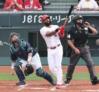 　１回、左越えソロを放つファビアン