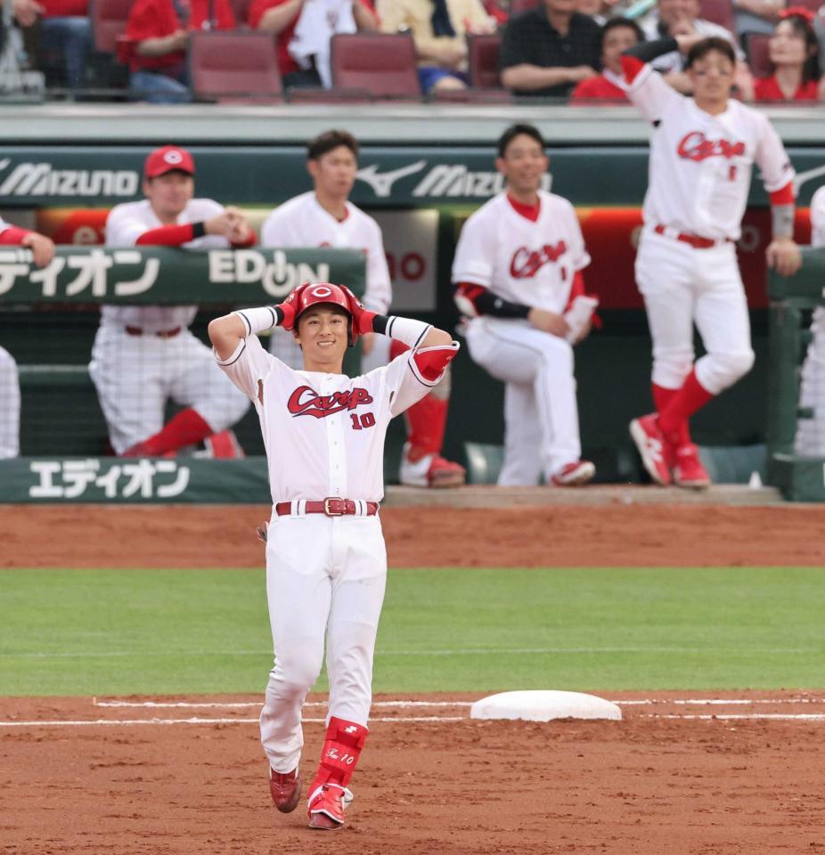 　２回、増田の好守に阻まれ、頭を抱える佐々木（撮影・市尻達拡）