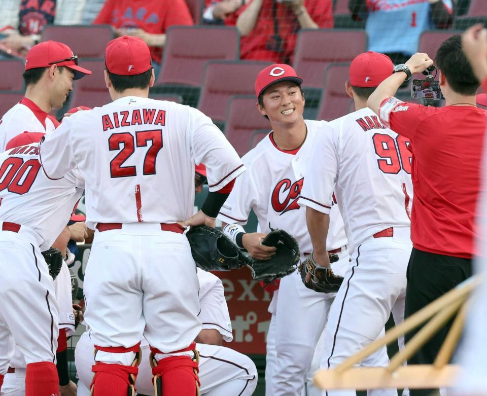 　試合前の円陣で声出し役を務める佐々木（中央）